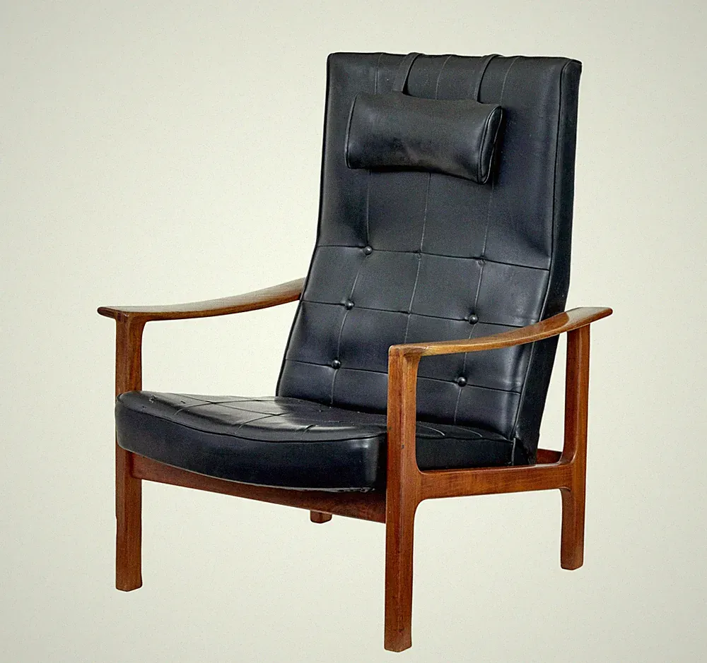 MID 20TH CENTURY SCANDINAVIAN TEAK RECLINING LEATHER ARMCHAIR